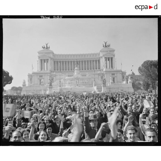 La foule en liesse acclame les troupes libératrices sur la piazza Venezia. A l'arrière-plan, le monument dédié à Victor-Emmanuel II.