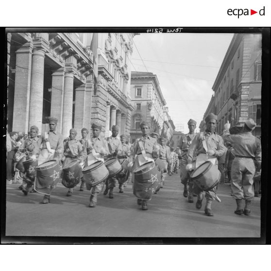 Défilé de la nouba du 4e régiment de tirailleurs marocains (4e RTM), piazza Colonna, via del Corso à Rome.