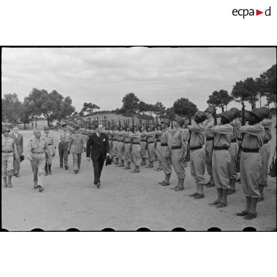 André Diethelm passe les troupes des FEFEO en revue.