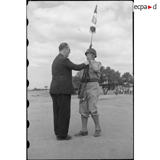 André Diethelm remet un fanion aux FEFEO.