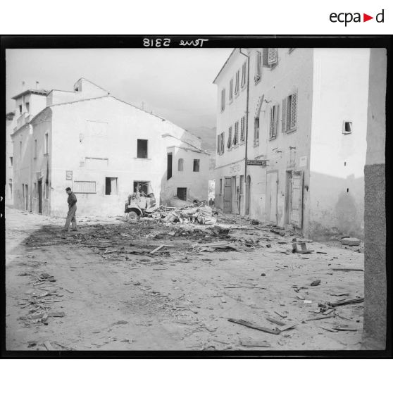 La place d'un village de l'île d'Elbe après le passage du bataillon de choc.