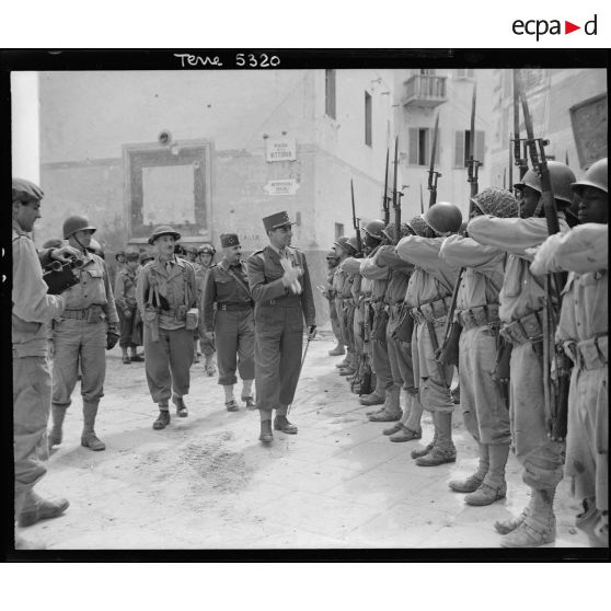 Revue de troupes par le général d'armée Jean de Lattre de Tassigny sur l'île d'Elbe.