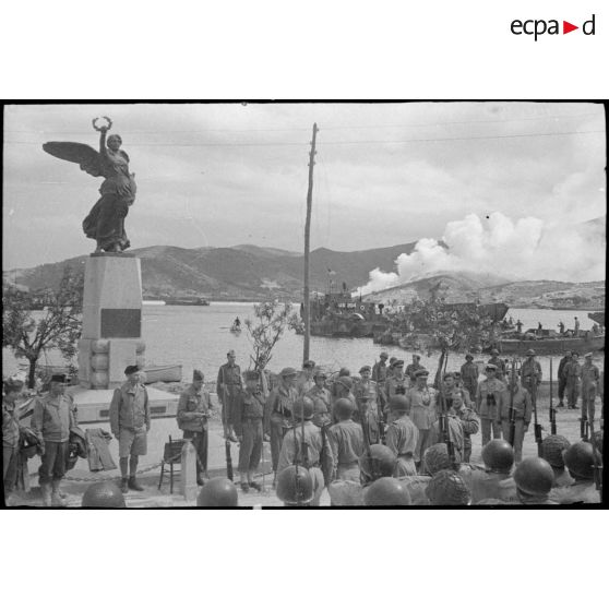 Vue générale de la cérémonie de remise de décorations après la prise de l'île d'Elbe.