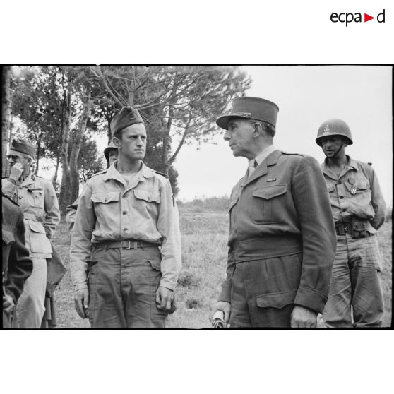 Entretien entre le général de Lattre de Tassigny et un sous-lieutenant lors d'une cérémonie après la prise de l'iîle d'Elbe.