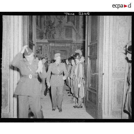 Le général Juin sort de la cité du Vatican.