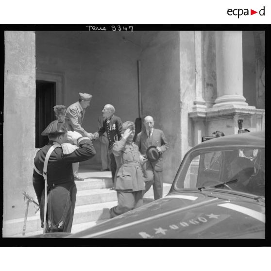 Le maréchal Badiglio sort de la cité du Vatican.