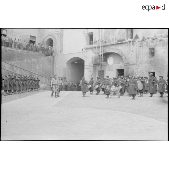 Le général Clark et le général Juin arrivent.