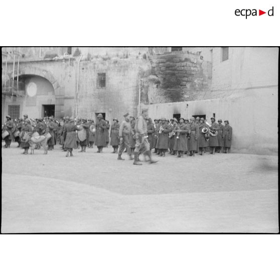 Le général Clark et le général Juin arrivent.