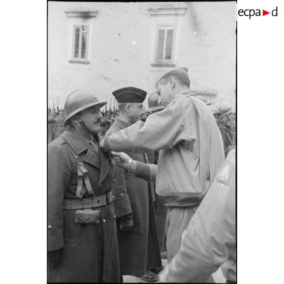 Le général Clark remet des décorations.