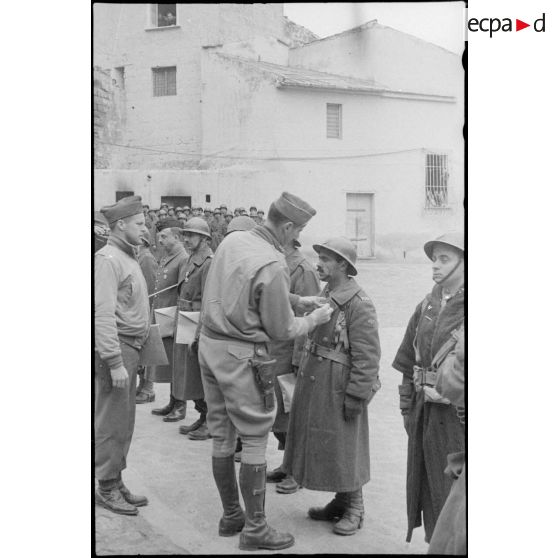 Le général Clark remet des décorations.