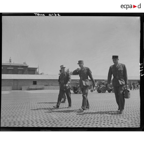Le général Koenig arrive à l'aérodrome.