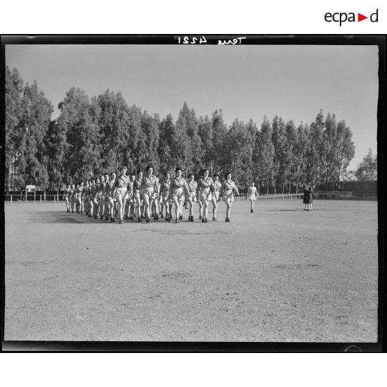 Les élèves font du sport.