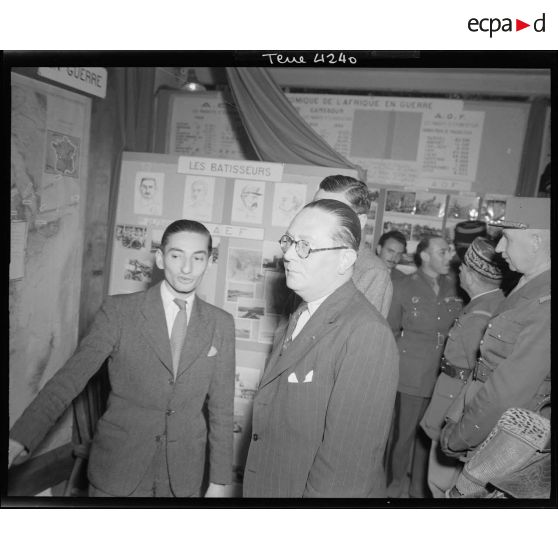 André Diethelm écoute les explications de Marcel Picard.