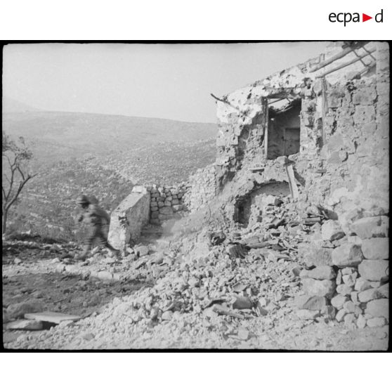 Un tirailleur sort de son poste d'observation.