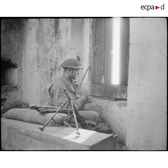 Un guetteur nettoie son arme.