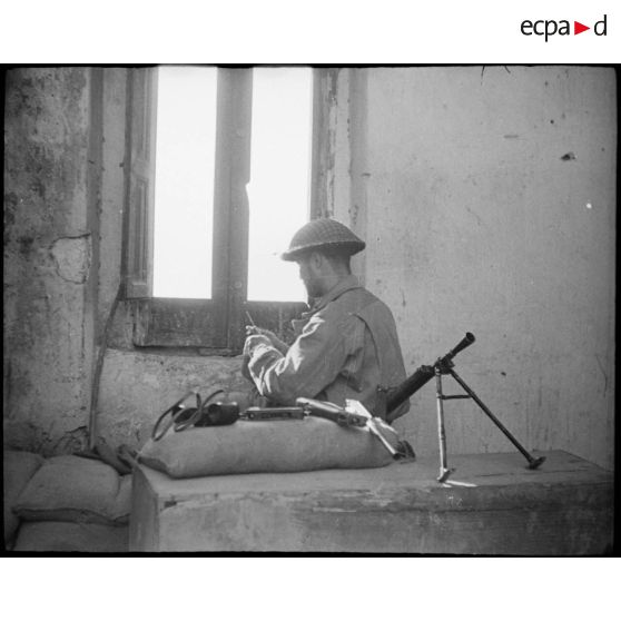 Un guetteur nettoie son arme.