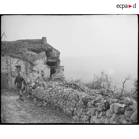 Un soldat se rend au poste de guêt.