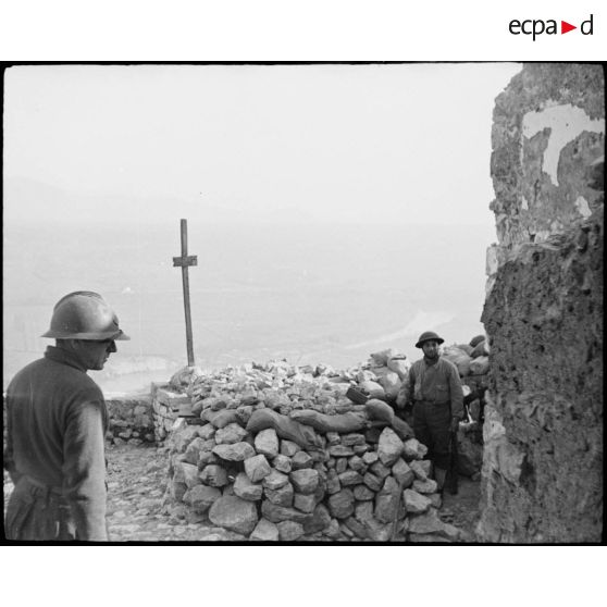 Des soldats devant le poste de guêt.