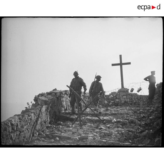 Des soldats devant le poste de guêt.