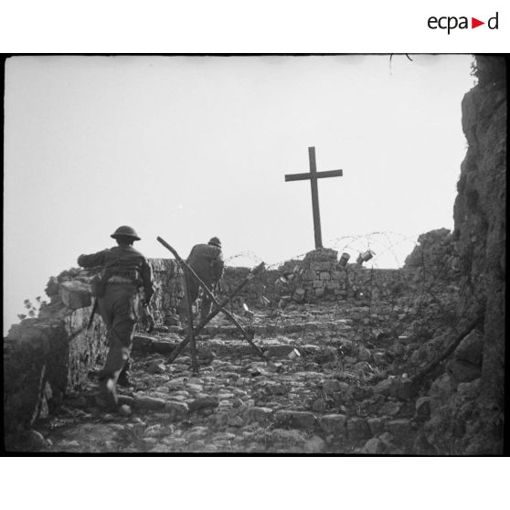 Des soldats partent en patrouille.