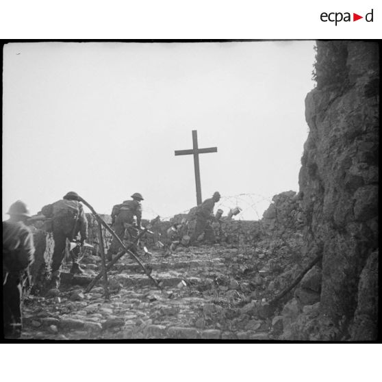 Des soldats partent en patrouille.