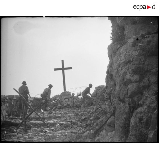 Des soldats partent en patrouille.