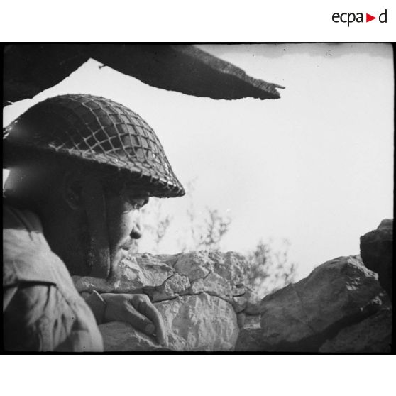 Gros plan d'un soldat à son poste d'observation.