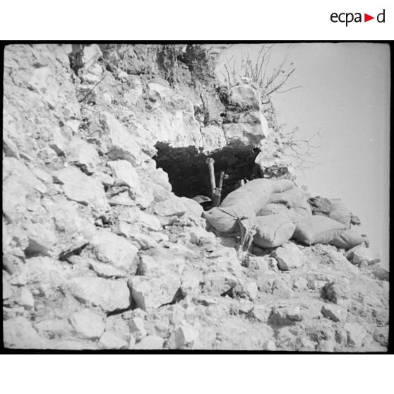 Un poste d'observation dans la roche.