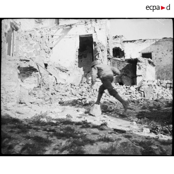 Un tirailleur court pour aller à son poste d'observation.