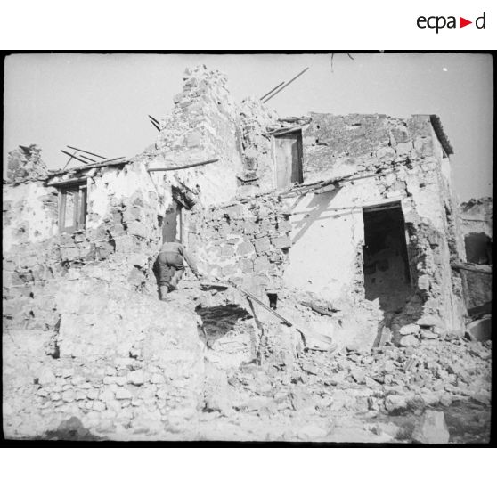 Un poste d'observation dans une maison détruite.