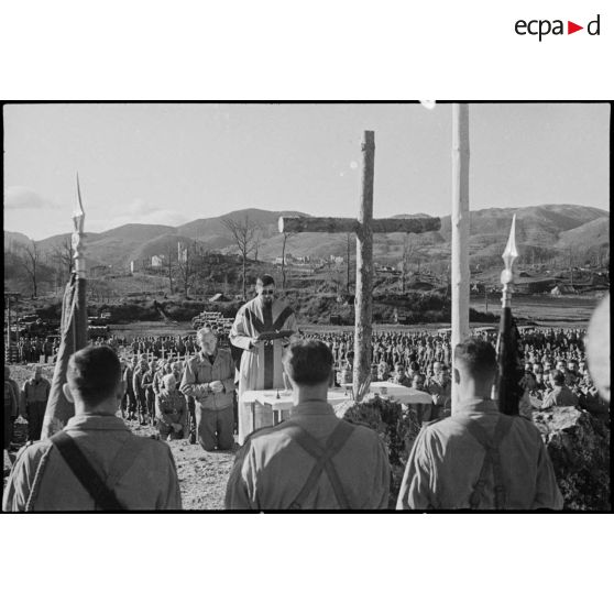 La messe est célébrée dans le cimetière militaire de Casale.