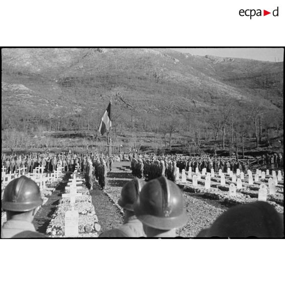 La messe est célébrée dans le cimetière militaire de Casale.