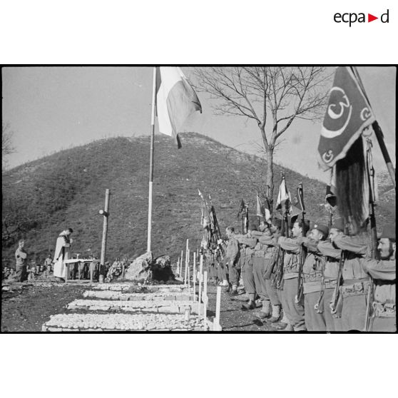 La messe est célébrée dans le cimetière militaire de Casale.