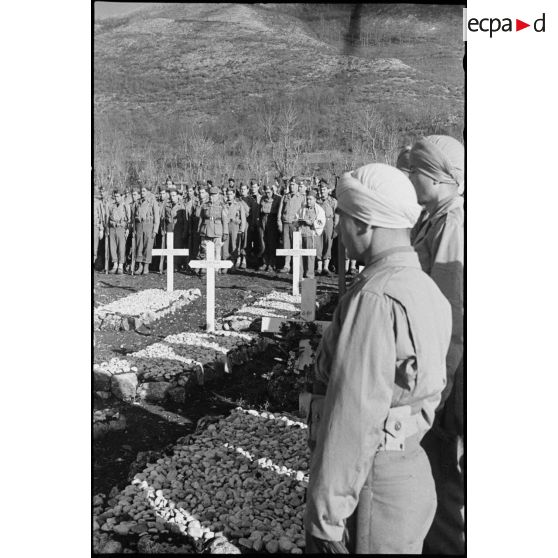 La messe est célébrée dans le cimetière militaire de Casale.