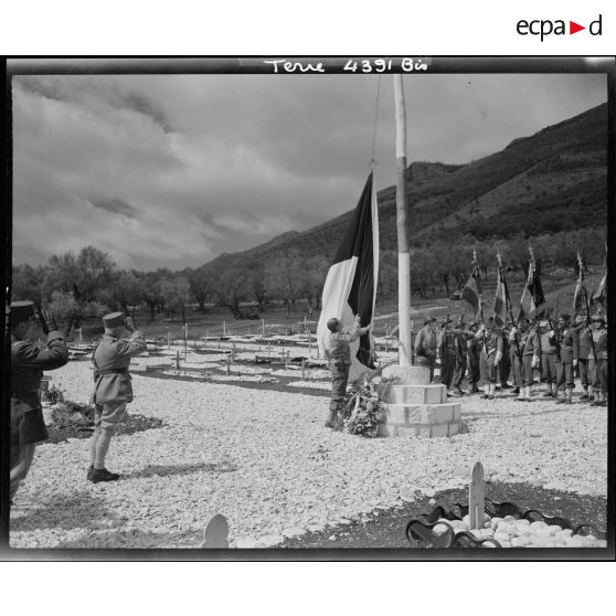 Cérémonie d'hommage au cimetière de la 3e division d'infanterie algérienne (DIA) à Venafro.