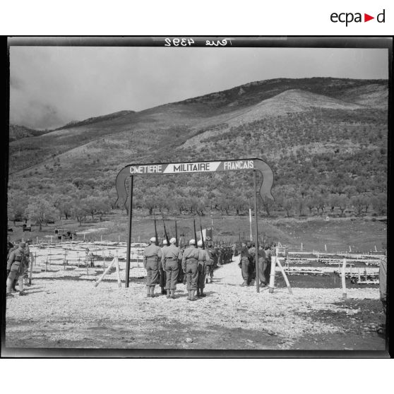Cérémonie d'hommage au cimetière de la 3e division d'infanterie algérienne (DIA) à Venafro.
