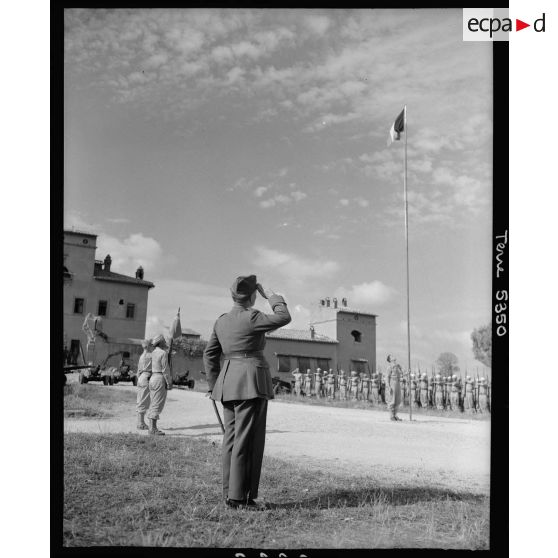 Le général Dody salue le drapeau lors d'une cérémonie à la villa Incisa all'Ogiata.