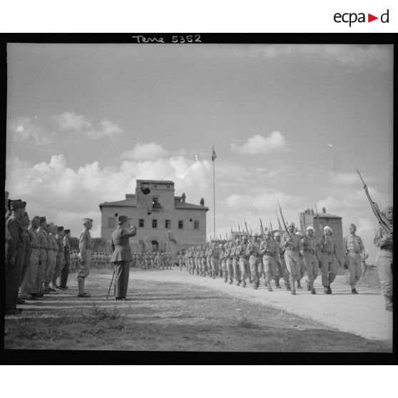 Les troupes défilent devant le général Dody à la villa Incisa all'Ogiata.