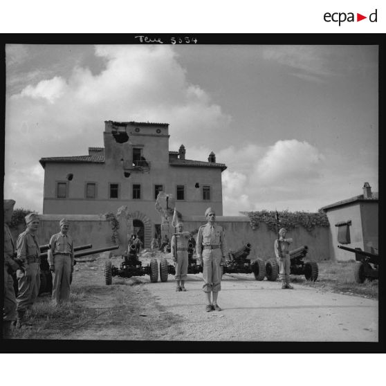 Présentation des fanions d'une unité de tirailleurs devant la villa Incisa all'Ogiata.