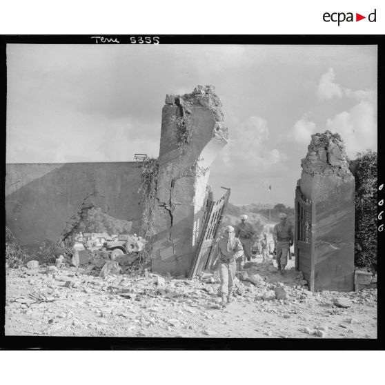 Les tirailleurs entrent dans la cour du château (villa Incisa all'Ogiata).