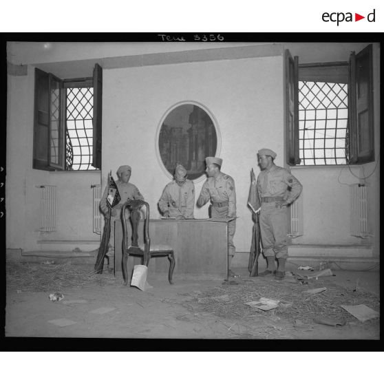 Des officiers d'une unité de tirailleurs investissent symboliquement  la villa Incisa all'Ogiata.