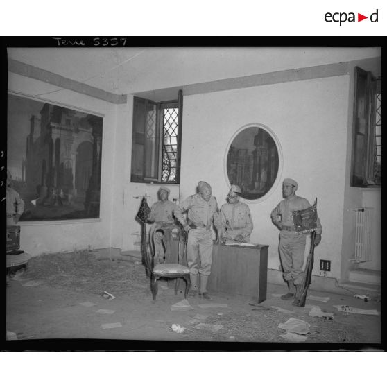 Les officiers à l'intérieur du château en ruine.