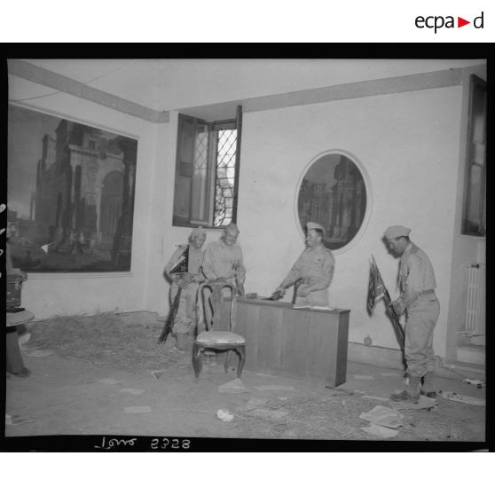 Les officiers à l'intérieur du château en ruine.