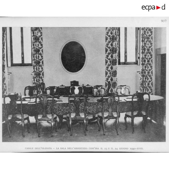 Vue de la salle où fut signé l'armistice entre l'Italie et la France au château Dell'Ogiata.