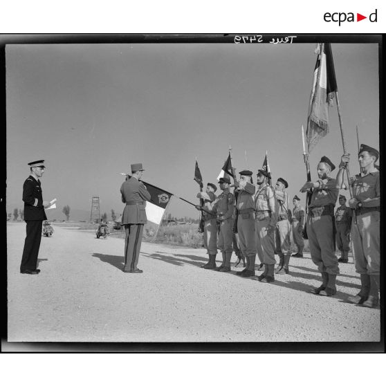 Le général décore le drapeau d'un régiment d'infanterie de marine sur l'aérodrome de Marcianise.
