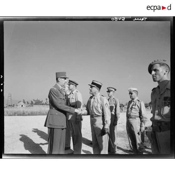 Le général de Gaulle s'entretient avec des officiers alliés sur l'aérodrome de Marcianise.