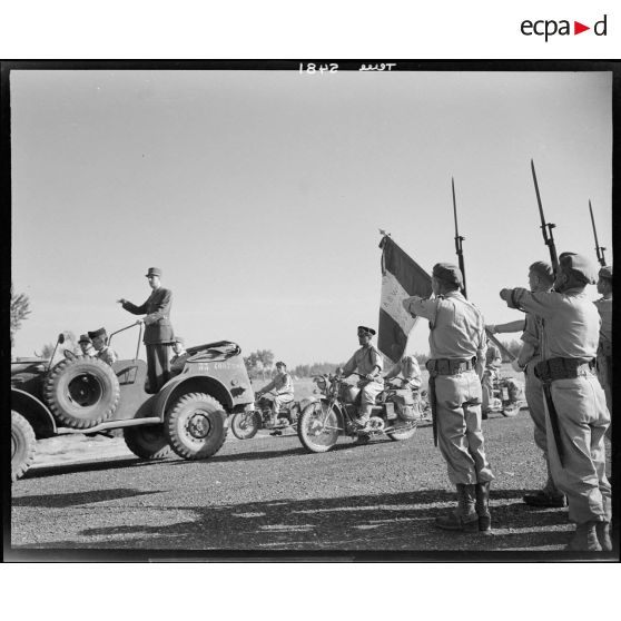 Le général de Gaulle passe devant les Légionnaires sur l'aérodrome de Marcianise.
