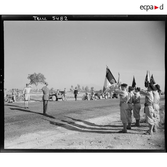 Le général de Gaulle salue le drapeau des fusiliers marins sur l'aérodrome de Marcianise.