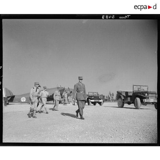 Le général de Gaulle à sa descente d'avion sur l'aérodrome de Marcianise.