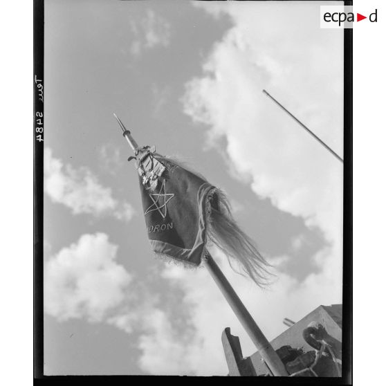 Le fanion du 3e RSM sur l'aérodrome de Marcianise.